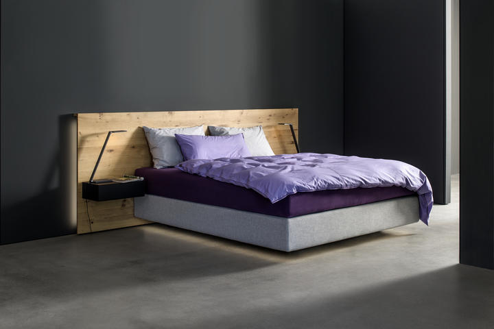 Boxspringbett mit Wandpaneel aus massiver Eiche und Ablageboxen